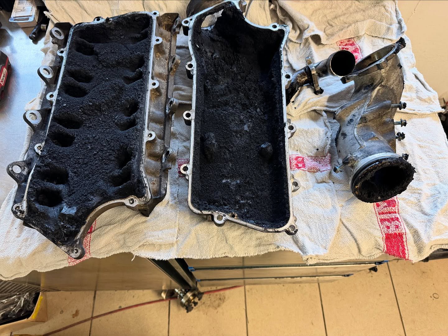 Motorová součástka před čištěním